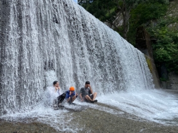 夏は目の前を流れる美しい川で滝行！！