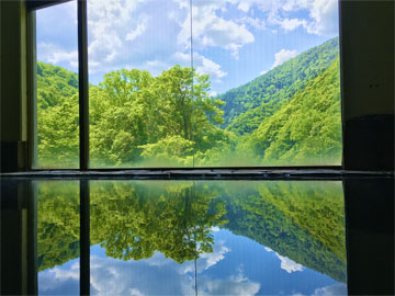 *［夏・内風呂］中津川渓谷を一望！一面ガラス張りの展望風呂です