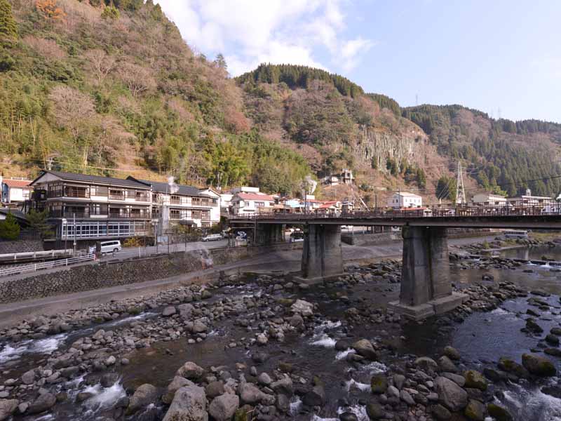 当館前には杖立のシンボル、杖立川がゆったりと流れます