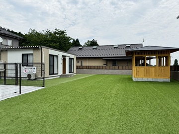 *当館から5分のところにある別館の隣に60坪の土地を購入！人工芝のドッグランと東屋を建てました♪