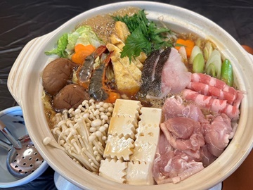 *【寄せ鍋一例】冬季限定の人気メニュー♪醤油ベースのオリジナルの出汁で煮込むお鍋はお客様に大好評！
