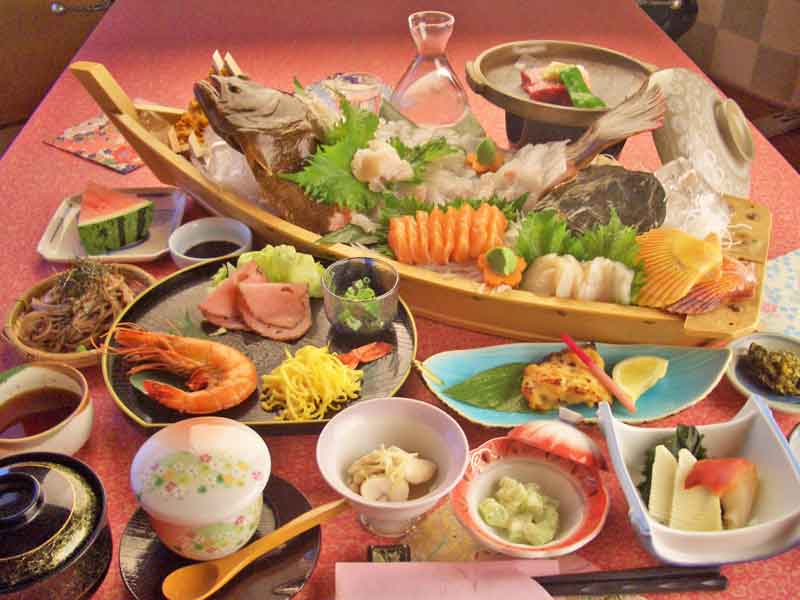鮮度に自信あり！板長が毎日仕入れてくる天草産の海鮮☆舟盛りのボリュームに注目！！