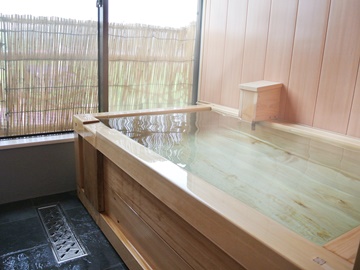 *客室には『展望檜風呂付き』！源泉掛け流しの100％天然温泉を24時間お楽しみいただけます。