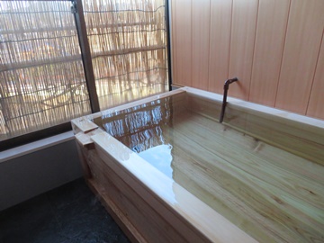 *客室には『展望檜風呂付き』！源泉掛け流しの100％天然温泉を24時間お楽しみいただけます。