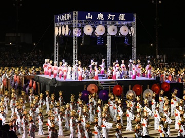 *山鹿の夏夜に映える、灯りの芸術　ー山鹿灯籠まつりー
