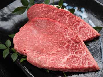 *山鹿自慢の「やまが和牛」ステーキ。肉厚なお肉をどうぞ。