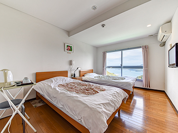 *洋室◆ベッドを２台備えた洋室。窓からは瀬戸内海の景色をお楽しみいただけます