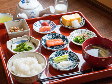 *朝食　～ぼだっこ(塩辛い鮭)など、秋田の朝ごはんをご用意～