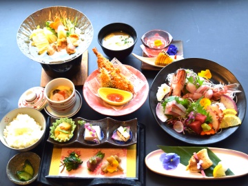 *夕食一例（料理長おすすめ会席）/日本海の地魚など旬彩豊かな自慢の食材を使用