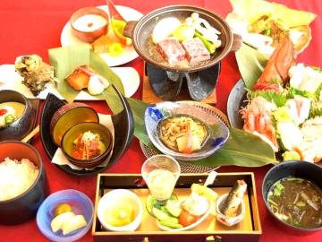 *夕食|夏の献立一例（料理長おすすめ会席）/日本海の地魚など旬彩豊かな自慢の食材を使用