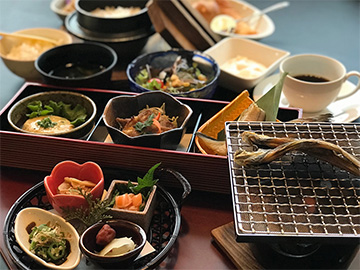 *朝食/すっきり目覚める、優しい味付けの和朝食。お魚種類やお料理は仕入れや季節により異なります。