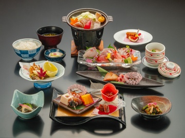 *夕食一例（料理長おすすめ会席）/日本海の地魚など旬彩豊かな自慢の食材を使用