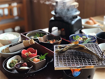 *朝食/ご飯はお一人様ずつ釜で炊き上げてご提供。お魚種類やお料理は仕入れや季節により異なります。