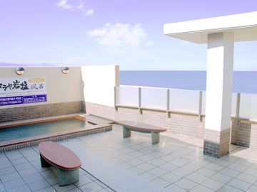 *【露天風呂】開放的な露天風呂で海を眺めながらのんびり…