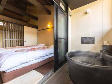 【和室8畳一例】温泉をひいている露天風呂付き客室です。