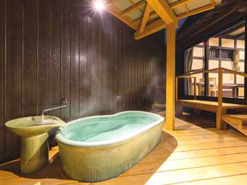 【特別室（牡丹）】お部屋の露天風呂で湯ったり、のんびり。