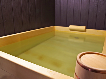 *【お部屋の露天風呂】プライベート空間で温泉をお楽しみ頂けます。