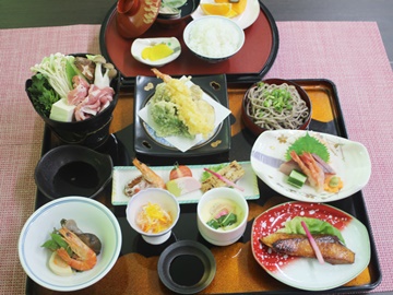 【夕食一例】地元で採れたお魚や旬の食材を使用した全11品の会席料理です。