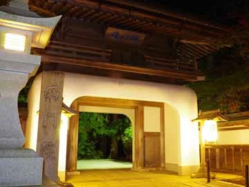 *静かで厳かな雰囲気を持つ宿坊で心安らぐひと時をお過ごし下さい