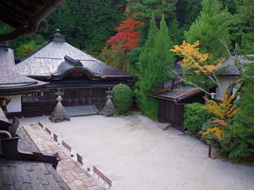 *広い庭に木造の歴史ある本殿。別格本山「西門院」