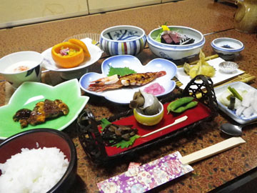 *【夕食全体例】お料理は共に近い「妙高山の幸」と「日本海の幸」を1度に味わえます。