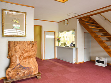 *【フロント】御用の際はお気軽にお声がけください。皆様のご来館をお待ちしております。
