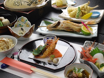 *夕食（ある日の献立）　素材だけでなく、出汁にまでこだわり、一品一品手をかけご用意しております。