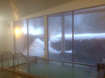 *新館大浴場/窓からは雪見をお愉しみ頂けます。情緒が漂います。