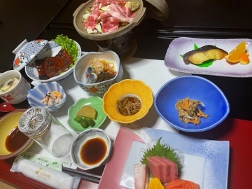 *夕食一例/温泉に浸かって、温かいご飯を食べて、日常の疲れを癒してください♪