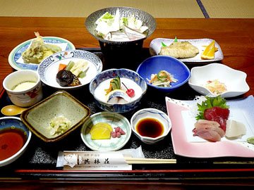 *夕食一例/温泉に浸かって、温かいご飯を食べて、日常の疲れを癒してください♪