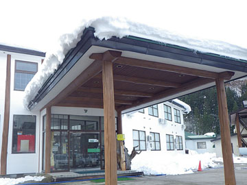 *外観/白く雪化粧をした当館。冬の景色は風情が増します。