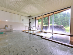 *新館大浴場/泉質は無色透明の単純泉。開放感のある“露天風呂”もございます。