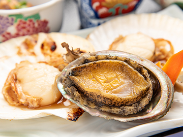 *【お料理贅沢プラン一例】あわびとホタテの陶板焼き（仕入れ状況によりメニューは異なります）