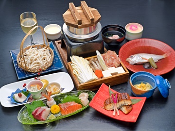 *【夕食一例】八上姫会席。当館定番のお料理です。鶏すき焼きや新鮮なお造りをお楽しみください！