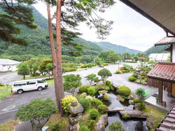 *【お部屋からの眺望一例】小さな庭園の池と山々をお楽しみいただけます。