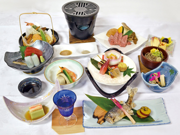 *夕食一例/スタンダードタイプの会席料理一例。お肉とお魚、野菜などをバランス良く。