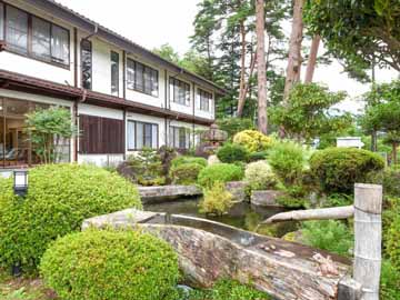 *【庭園風の池】当館入口脇にある池は庭園風にお手入れいたしております