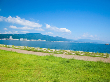 早起きして琵琶湖畔をぶらり散歩やジョギングが気持ちいい。。