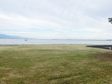 *当館を出てすぐ、横断歩道を渡ると湖岸の芝生広場がございます。お散歩やピクニックなど最高ですよ♪