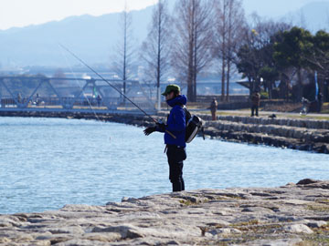 *のんびり遊歩道をお散歩や釣りなんていかがでしょう。。