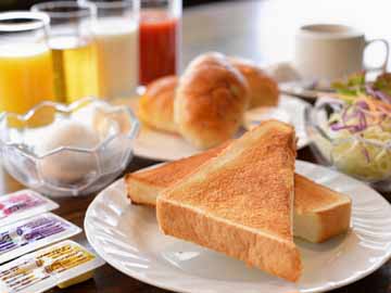 *バイキングスタイルの朝食付