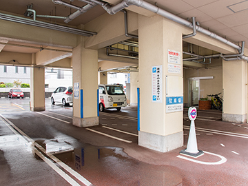 *【駐車場】屋根付きなので天気が良くない日でも安心。