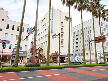 *【外観】メインストリート橘通りから眺める青い看板が目印です。