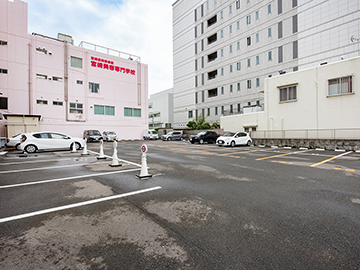 *【施設】ご宿泊者専用駐車場。（普通車　600円税別／泊）（2トン車以上　2000円税別／泊）