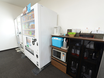 【ロビー】フロント向かい側には自動販売機・歯ブラシ・お湯・氷・電子レンジをご用意。（セルフサービス）