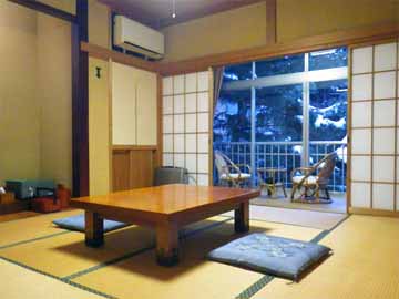 *和室一例/広さは８畳～１０畳、窓から明るい光の差し込む純和風のお部屋です。