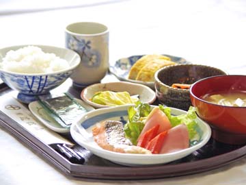 *【朝食一例】ボリュームのある和定食です。焼き魚・卵料理・小鉢など.