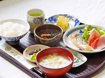 *【朝食一例】ボリュームのある和定食です。焼き魚・卵料理・小鉢など.