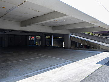*当ホテル専用無料駐車場は３０台収容可能　内屋根付きもございます。