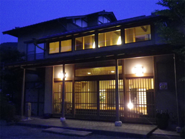 *外観/日が落ちた後は明かりを灯してお待ちしております。